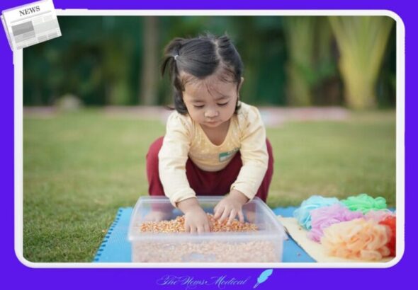 어린이 놀이 소아 영유아 잔디밭