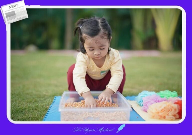 어린이 놀이 소아 영유아 잔디밭