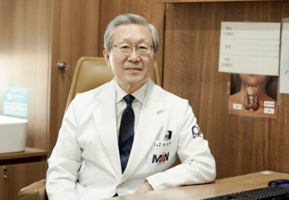김경래 원장님 진료실 컷 (7)