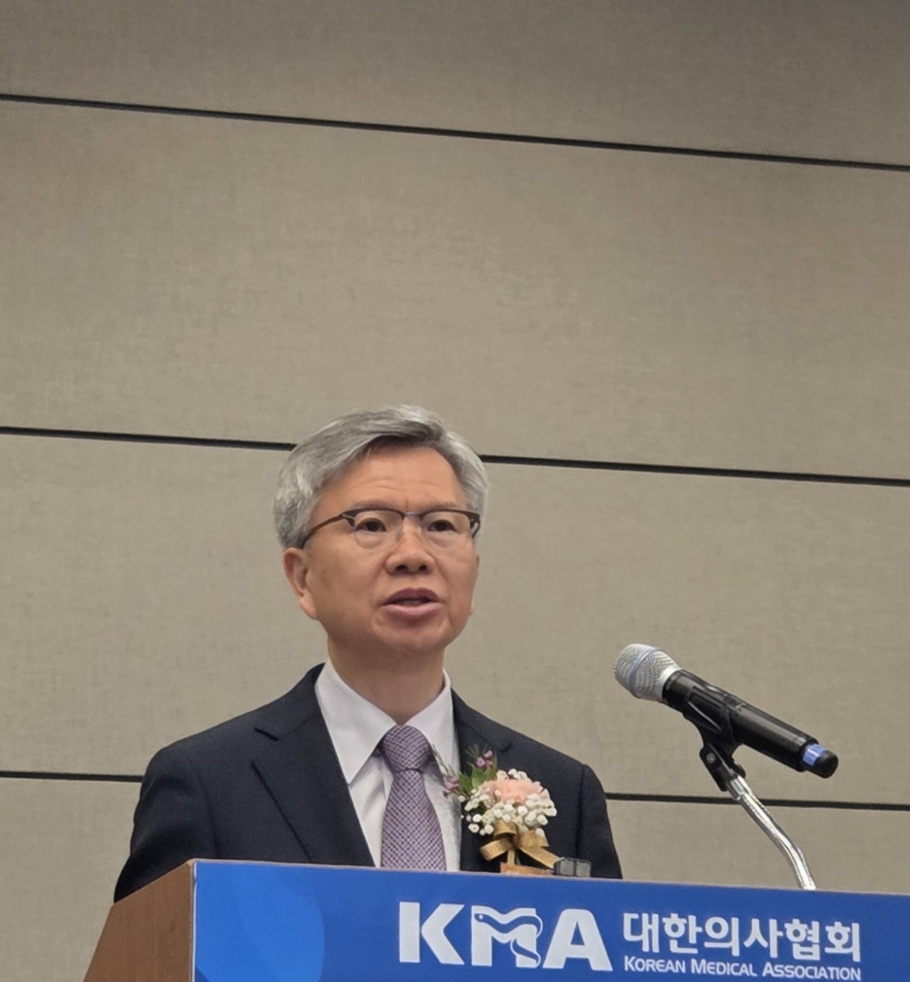 의료 개혁 중단 요구하는 의협