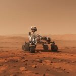 NASA의 퍼서비어런스 로버가 화성 예제로 분화구 근처에서 탐사하는 모습입니다.