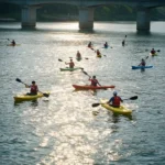 서울 한강에서 카약이나 패들보드를 타며 더위를 식히는 사람들