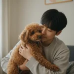 주인과 푸들이 서로에게 기대어 깊은 정서적 교감을 나누는 순간.