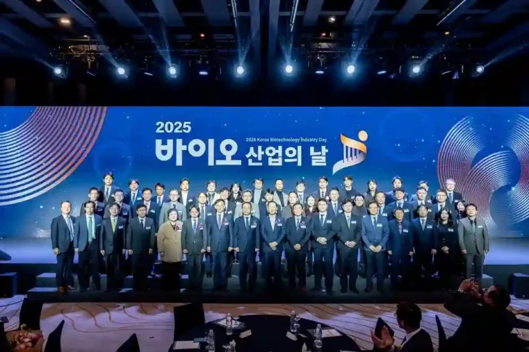 2025 바이오산업의 날_유공자 포상 단체사진(사진=바이오협회 제공)