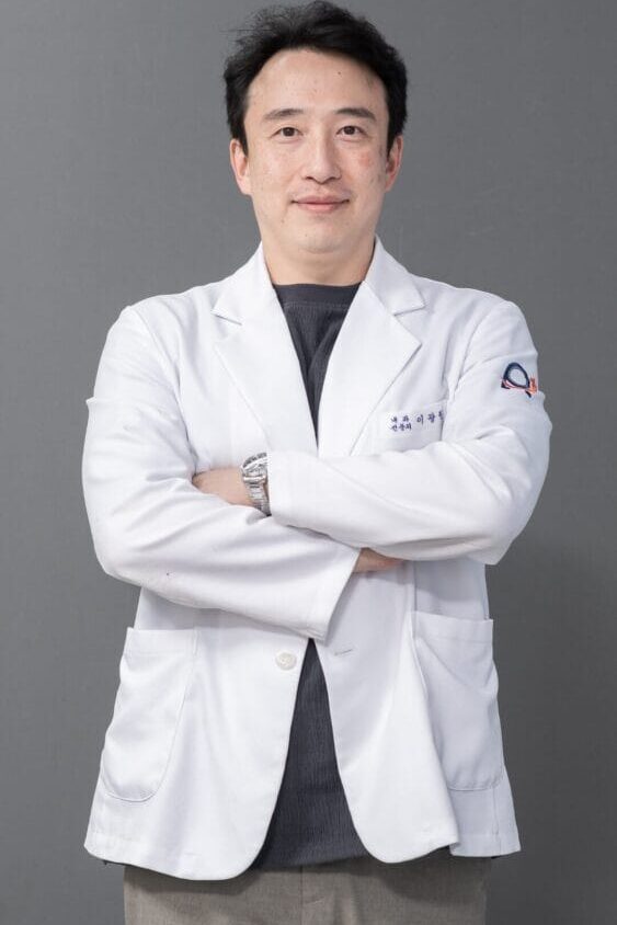 무심코 가을잔디에 누웠다