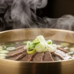 곰탕은 사태와 양지 등 육류 단백질에서 용출된 아미노산 성분을 통해 투명한 국물을 형성한다.(사진=AI 생성 이미지)34kb